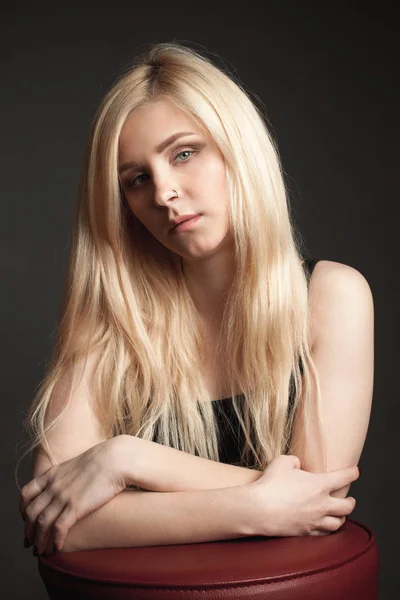 Porträtt Den Attraktiva Blonda Unga Kvinnan Svart Bakgrund — Stockfoto