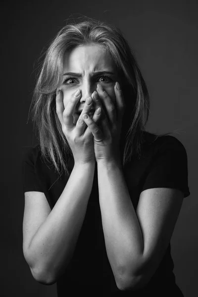 Mujer Joven Asustada Retrato Blanco Negro — Foto de Stock