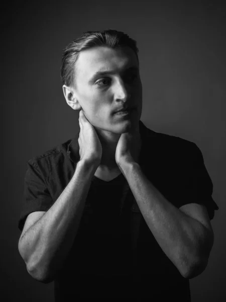 Porträtt Den Stilige Unge Mannen Svartvitt — Stockfoto