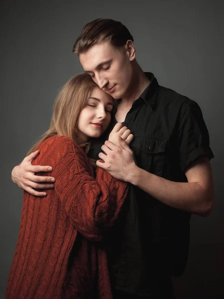 Joyeux Couple Amoureux Portrait Studio — Photo