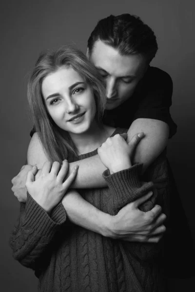 Jonge Vrouw Jonge Man Knuffelen Glimlachen Zwart Wit — Stockfoto