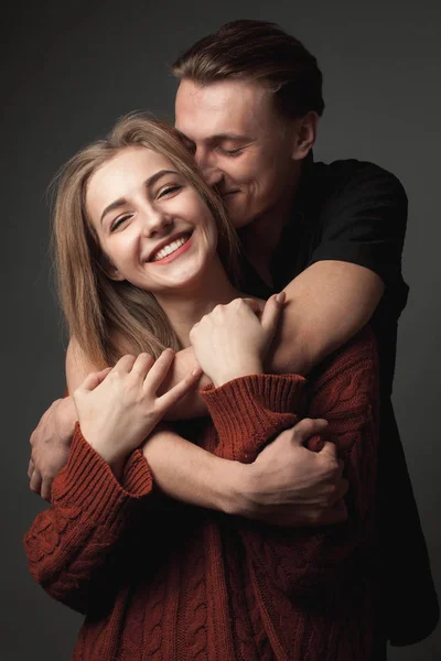 Jovem Mulher Jovem Estão Abraçando Sorrindo — Fotografia de Stock