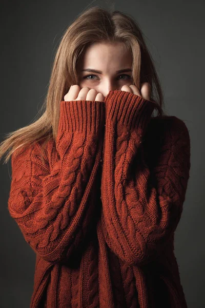 セーターのかわいい若い女性の肖像 — ストック写真