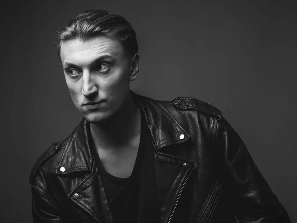 Porträtt Den Seriösa Unge Mannen Skinnjacka Svartvitt — Stockfoto