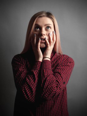 korkmuş genç bir kadın portresi.