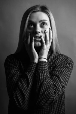 Korkmuş genç kadın. Siyah beyaz