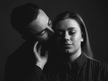 Aşık bir çift. Siyah beyaz