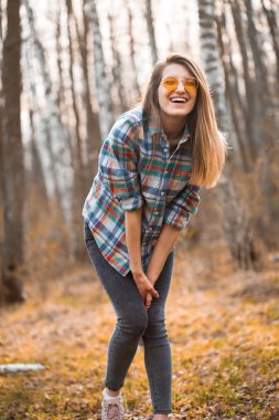 Genç bir kadın ormanda eğleniyor..