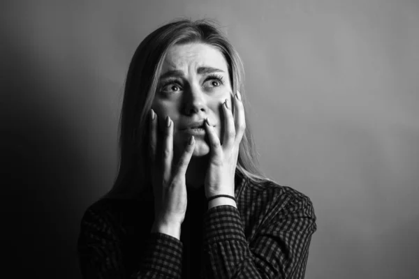 Retrato Una Joven Asustada Blanco Negro —  Fotos de Stock