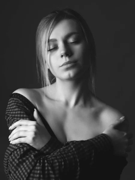Молодая Женщина Голыми Плечами Черном Фоне Черное Белое — стоковое фото