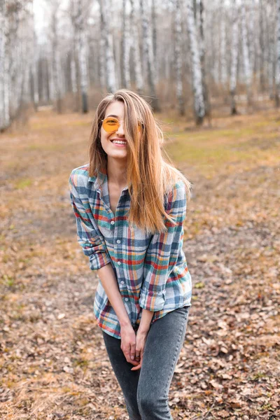 Jonge Vrouw Loopt Het Berkenbos — Stockfoto