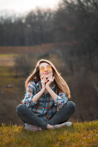 Mladá Žena Slunečních Brýlích Sedí Kopci — Stock fotografie