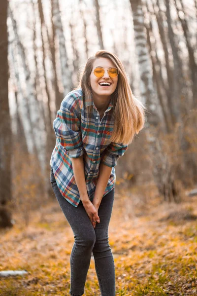 Jonge Vrouw Heeft Plezier Het Bos — Stockfoto