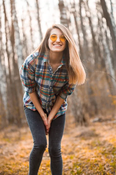Jonge Vrouw Wandelen Plezier Hebben Het Bos — Stockfoto