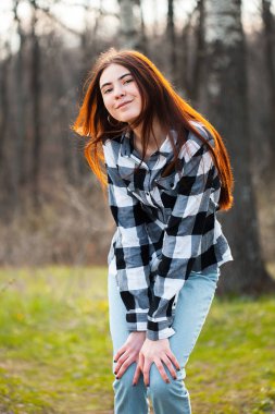 Genç bir kadın ormanda yürüyor..