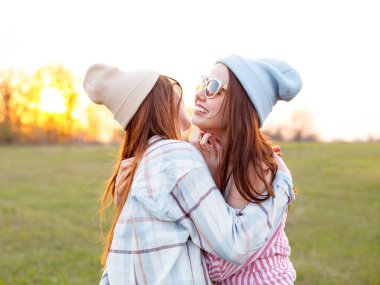 Gün batımında sahada eğlenen en iyi iki arkadaş