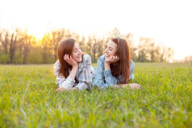 Çimlerin üzerinde yatan iki en iyi arkadaş