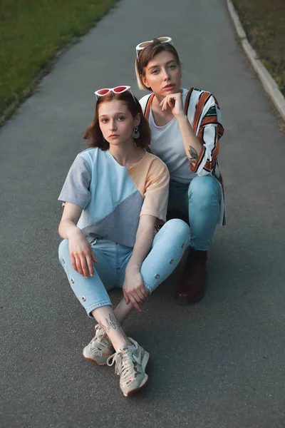 Duas Belas Jovens Mulheres Sentadas Estrada Noite — Fotografia de Stock