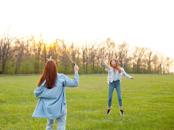 Duas Jovens Mulheres Jogam Badminton Livre — Fotografia de Stock