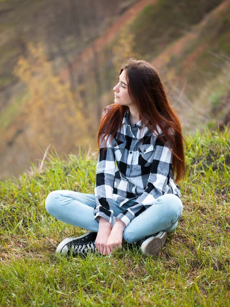 Eine Junge Frau Sitzt Neben Einer Klippe — Stockfoto