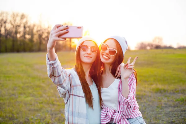 Två Tjejer Som Gör Selfie Vid Solnedgången Bästa Vänner — Stockfoto