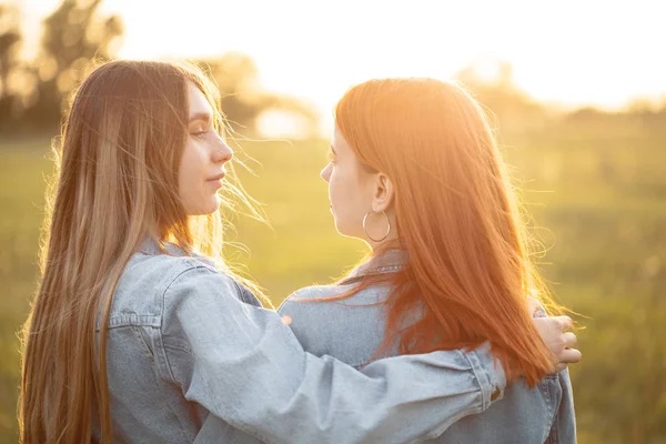 Deux Filles Debout Ensemble Sous Coucher Soleil Meilleurs Amis — Photo