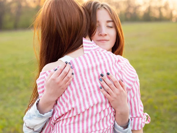 Twee Jonge Vrouwen Knuffelen Het Groene Veld — Stockfoto