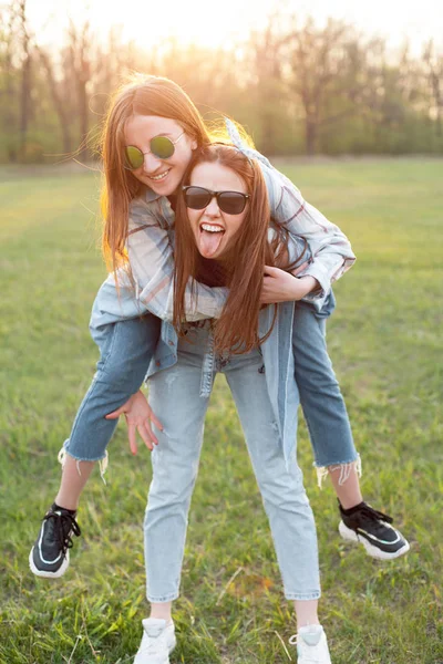 Δύο Νεαρές Γυναίκες Διασκεδάζουν Εξωτερικούς Χώρους Καλύτεροι Φίλοι — Φωτογραφία Αρχείου