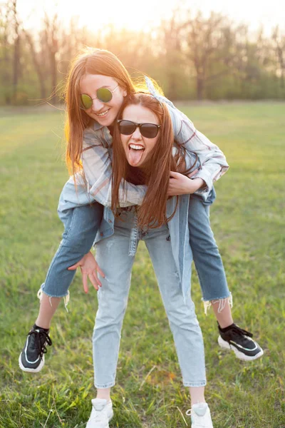 Zwei Junge Frauen Die Sich Draußen Amüsieren Beste Freunde — Stockfoto