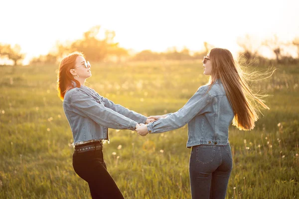 Dvě Mladé Ženy Při Západu Slunce Točí Venku — Stock fotografie