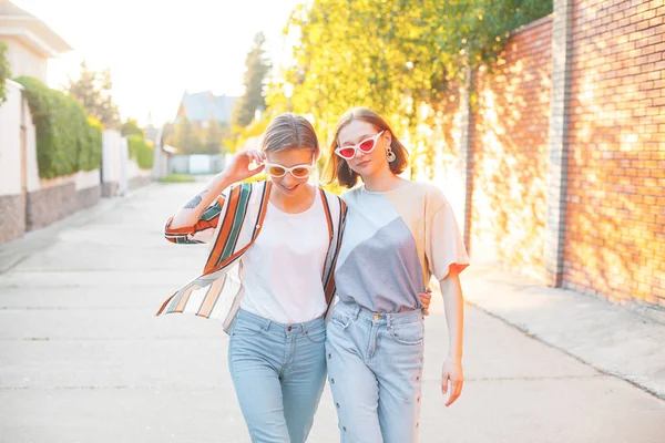 Duas Meninas Alegres Andando Rua — Fotografia de Stock