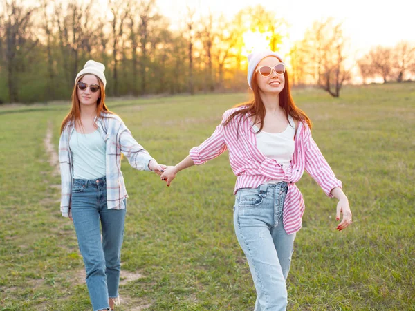 Två Bästa Vänner Som Går Det Gröna Fältet Vid Solnedgången — Stockfoto