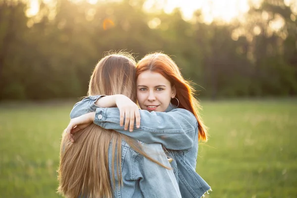 Δύο Κορίτσια Αγκαλιάζονται Εξωτερικούς Χώρους Καλύτεροι Φίλοι — Φωτογραφία Αρχείου