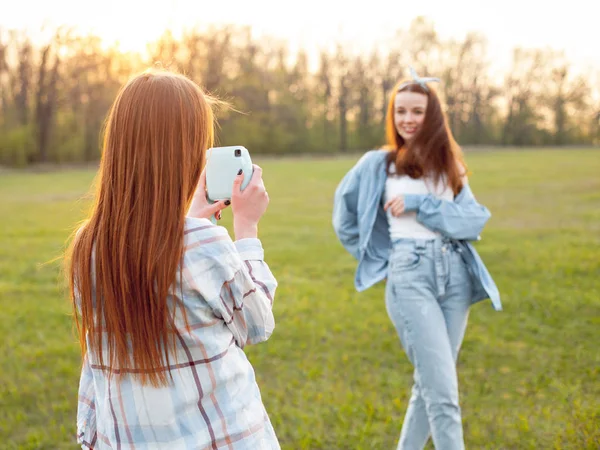 Ein Mädchen Erschießt Ein Anderes Vor Laufender Kamera Beste Freunde — Stockfoto