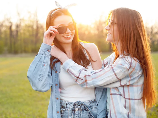 Två Unga Kvinnor Tillbringar Tid Tillsammans Fältet Solljus — Stockfoto