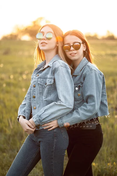 Dos Mujeres Jóvenes Paradas Juntas Aire Libre Atardecer Mejores Amigos — Foto de Stock