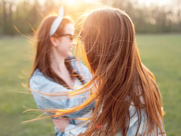 Två Bästa Vänner Har Roligt Utomhus — Stockfoto