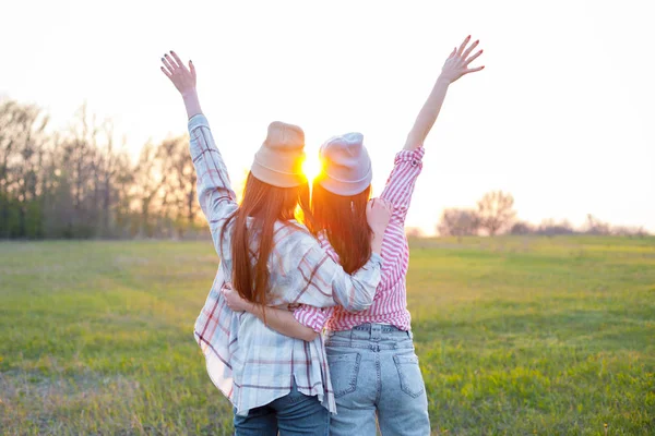 Дві Молоді Жінки Стоять Полі Дивляться Захід Сонця Найкращі Друзі — стокове фото