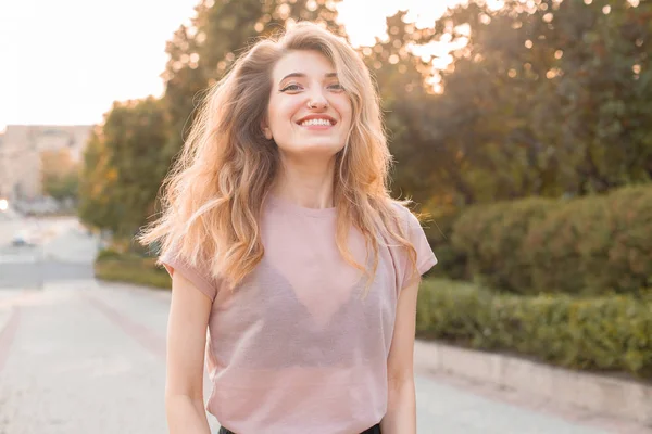 Jovem Feliz Andando Rua Rindo — Fotografia de Stock