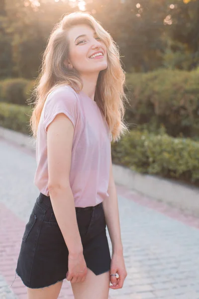 Beautiful Young Woman Walking Street — Stock Photo, Image