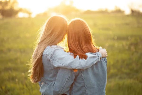 Dos Mujeres Jóvenes Abrazándose Mirando Atardecer Mejores Amigos — Foto de Stock