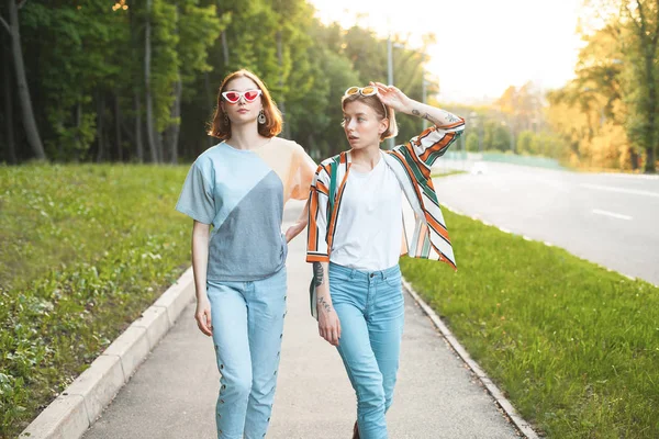 Duas Jovens Mulheres Moda Andando Cidade Pôr Sol — Fotografia de Stock