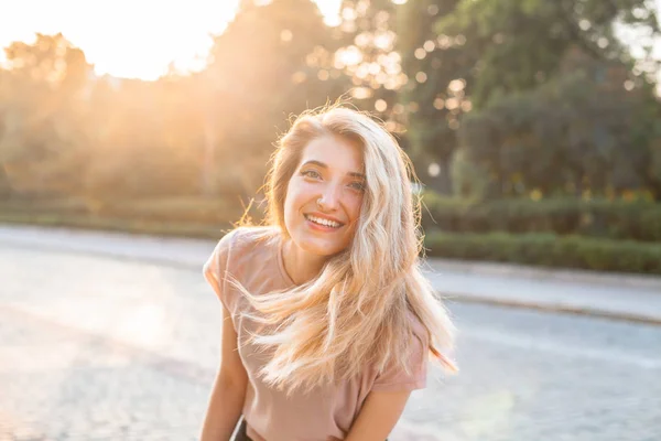 Jovem Alegre Andando Cidade Sob Luz Pôr Sol — Fotografia de Stock