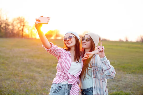 Dos Mujeres Jóvenes Disparando Autoretrato Aire Libre Atardecer —  Fotos de Stock