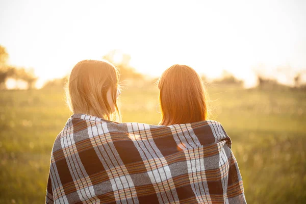 Zwei Mädchen Die Unter Einer Decke Zusammenstehen Und Den Sonnenuntergang — Stockfoto
