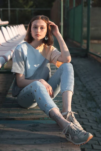 Молодая Женщина Сидящая Рядом Стадионом — стоковое фото