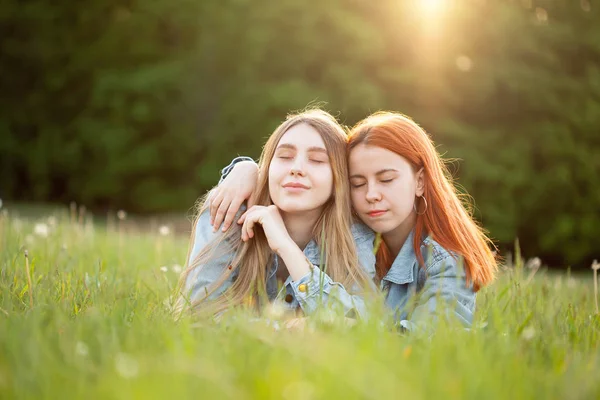 Twee Jonge Vrouwen Liggen Het Gras Het Zonlicht — Stockfoto