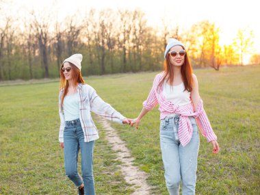 İki en iyi arkadaş akşam yeşil alanda yürüyüş
