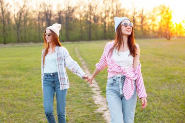 Gün batımında açık havada yürüyen iki en iyi arkadaş