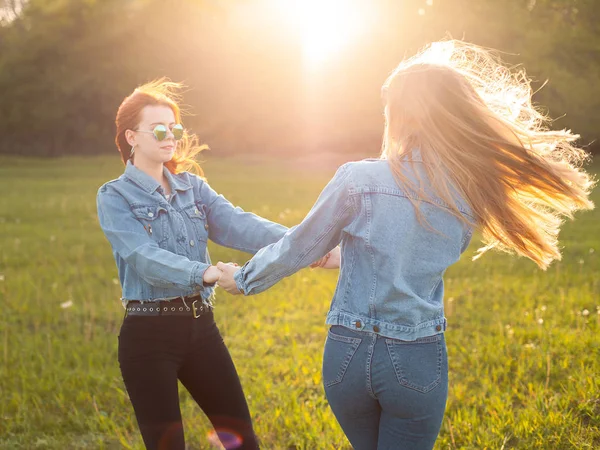 Duas Jovens Dançar Sob Luz Sol Melhores Amigos — Fotografia de Stock